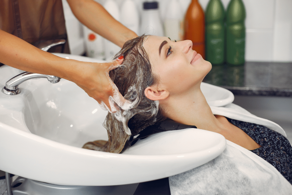 femme-laver-tete-dans-hairsalon